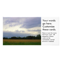 Nuages de tempête de approche de champs de ferme d cartes avec photo