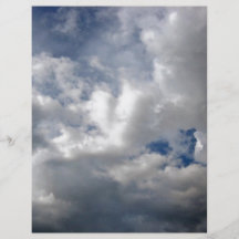 Nuages pelucheux blancs sur le ciel bleu prospectus en couleur