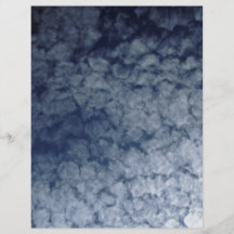 Nuages pelucheux sur le ciel bleu prospectus avec motif