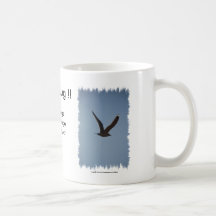 Oiseau montant haut dans la diffusion d'ailes de c mugs