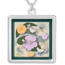 Oiseaux et collier d'abeilles