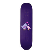 Oiseaux roses et pourpres mignons de mère et d'enf plateaux de planche à roulettes
