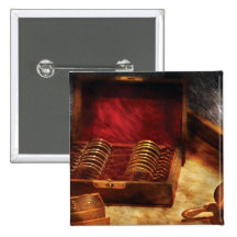Opticien - une boîte d'oculaires badge avec épingle