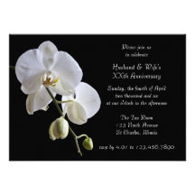 Orchidée à l'invitation noire de fête d'anniversai