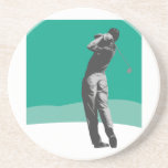 oscillation de golf sur le vert dessous de verres