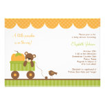Ours de bébé de chute dans des invitations de char