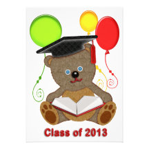 Ours de nounours avec le casquette de diplômé et l invitations