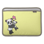 Ours panda étreignant l'ours de bébé poche pour macbook air