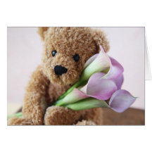 ours tenant la carte de zantedeschias