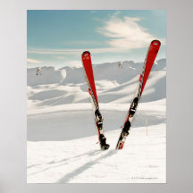 Paires rouges de ski se tenant dans la neige posters