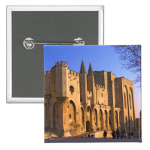 Palace du pape à Avignon avec des personnes Badges