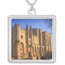 Palace du pape à Avignon avec des personnes Bijouterie