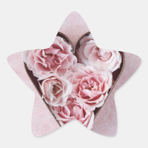 pâle - les roses roses dans un coupeur de biscuit 