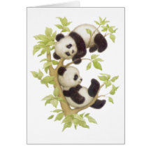 Pandas jouant dans un arbre cartes