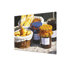 Panier avec des croissants et des pains de chocola toile tendue sur châssis