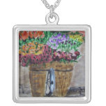 Panier des fleurs colliers
