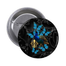 Paon élégant et papillons bleus sur le noir pin's