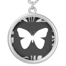 Papillon blanc sur le collier noir et blanc de fou