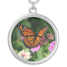 Papillon de monarque sur le Lantana Flowers.Neckla Bijouterie Personnalisée