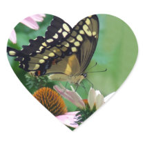 Papillon géant de machaon sur des fleurs autocollants