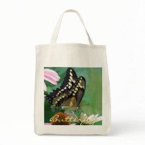 Papillon géant de machaon sur des fleurs sacs