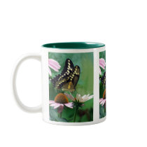 Papillon géant de machaon sur des fleurs tasses
