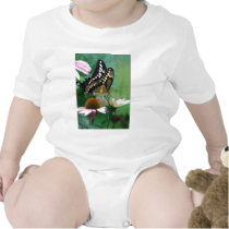 Papillon géant de machaon sur des fleurs t-shirts