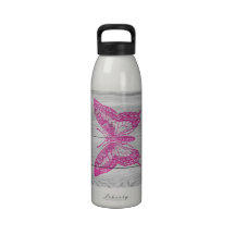 Papillon rose sur le bois vintage bouteilles d'eau