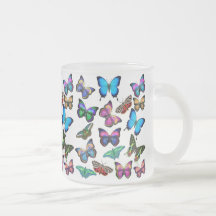 Papillons flottant par la tasse