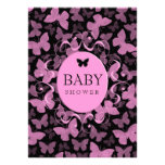 Papillons roses sur le noir carton d'invitation