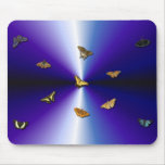 Papillons sur l'arc-en-ciel pourpre tapis de souris