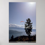 Parapentiste volant au-dessus du lac de vallée affiche