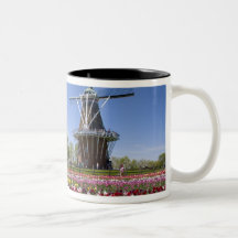 Parc d'île de moulin à vent avec des tulipes en fl tasse à café