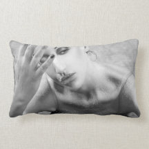 Peau sucrée 2 - autoportrait coussin