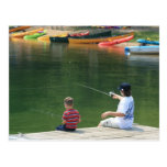"Pêchant carte postale de photographie à lac"