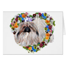 Pekingese à un coeur floral cartes