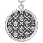 Pendentif argenté de damassé. Noir et blanc. Chaîn