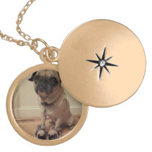 Pendentif rond en métal avec une finition polie d'