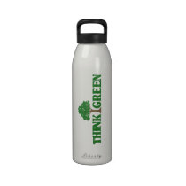 Pensez la bouteille d'eau verte bouteilles