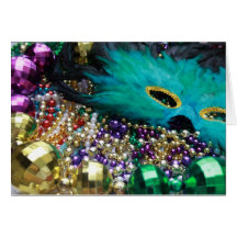 Perles de mardi gras et carte verte de masque de p