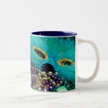 Perles de mardi gras et tasse verte de masque de p