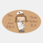 Personnalisez les cadeaux d'infirmière de brune ! sticker ovale