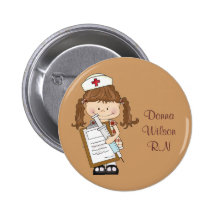 Personnalisez les cadeaux d'infirmière de brune ! badge avec épingle