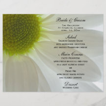 Pétales de marguerite blanche épousant le menu tract personnalisé