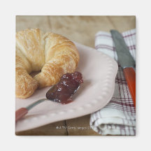 Petit déjeuner français avec le croissant aimant
