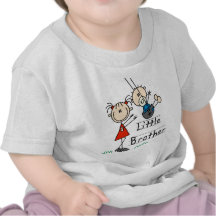 Petit frère avec des T-shirts de grande soeur