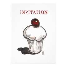 Petit gâteau avec la cerise à l'invitation supérie