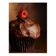 Petit gâteau de chocolat avec un écrimage de framb cartes postales