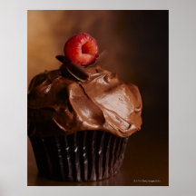 Petit gâteau de chocolat avec un écrimage de framb poster