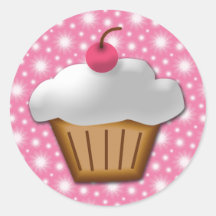 Petit gâteau de coupe-circuit avec la cerise rose  adhésif rond